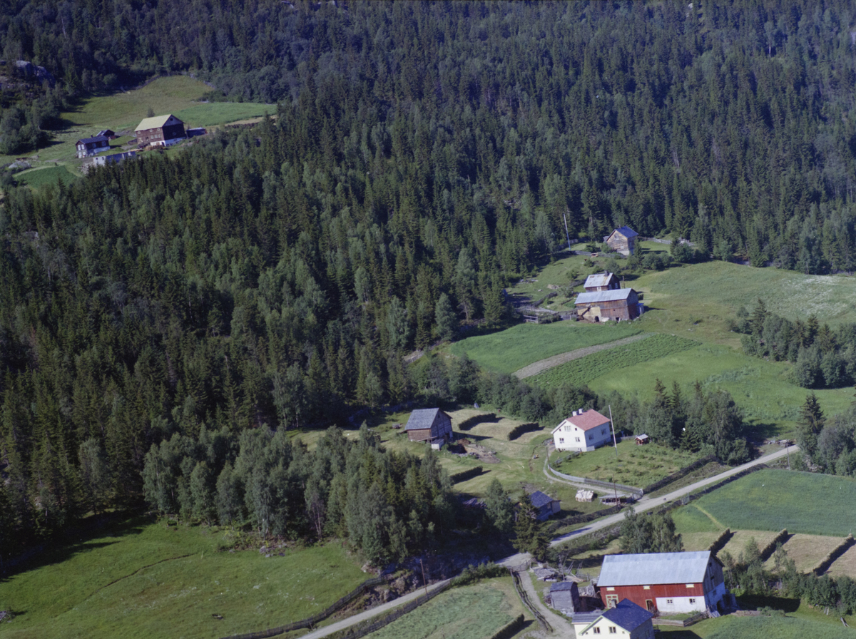 Sør-Fron, Harpefoss. Østli (Østen, Gryttingslien). Øverst til venstre Slåa. Kulturlandskap, bygninger, gårdsbruk, skog,