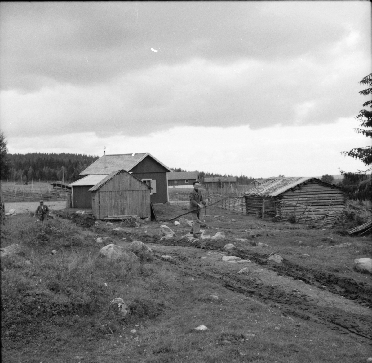 Husen tillhörde gården Ol-Orsas i Stavsätra. Mannen längst fram är Arvid Jonsson - Post-Arvid, som var född på gården.