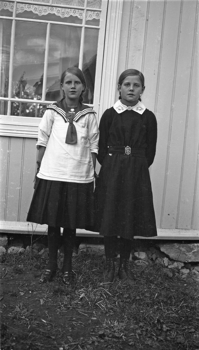 To unge jenter i helfigur. De to er Aslaug (til venstre) og Asta Lovise Gunnerød.