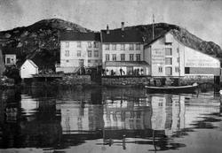 Fra venstre: skipper Strands vedbu, Strands bolig, bøkker Er