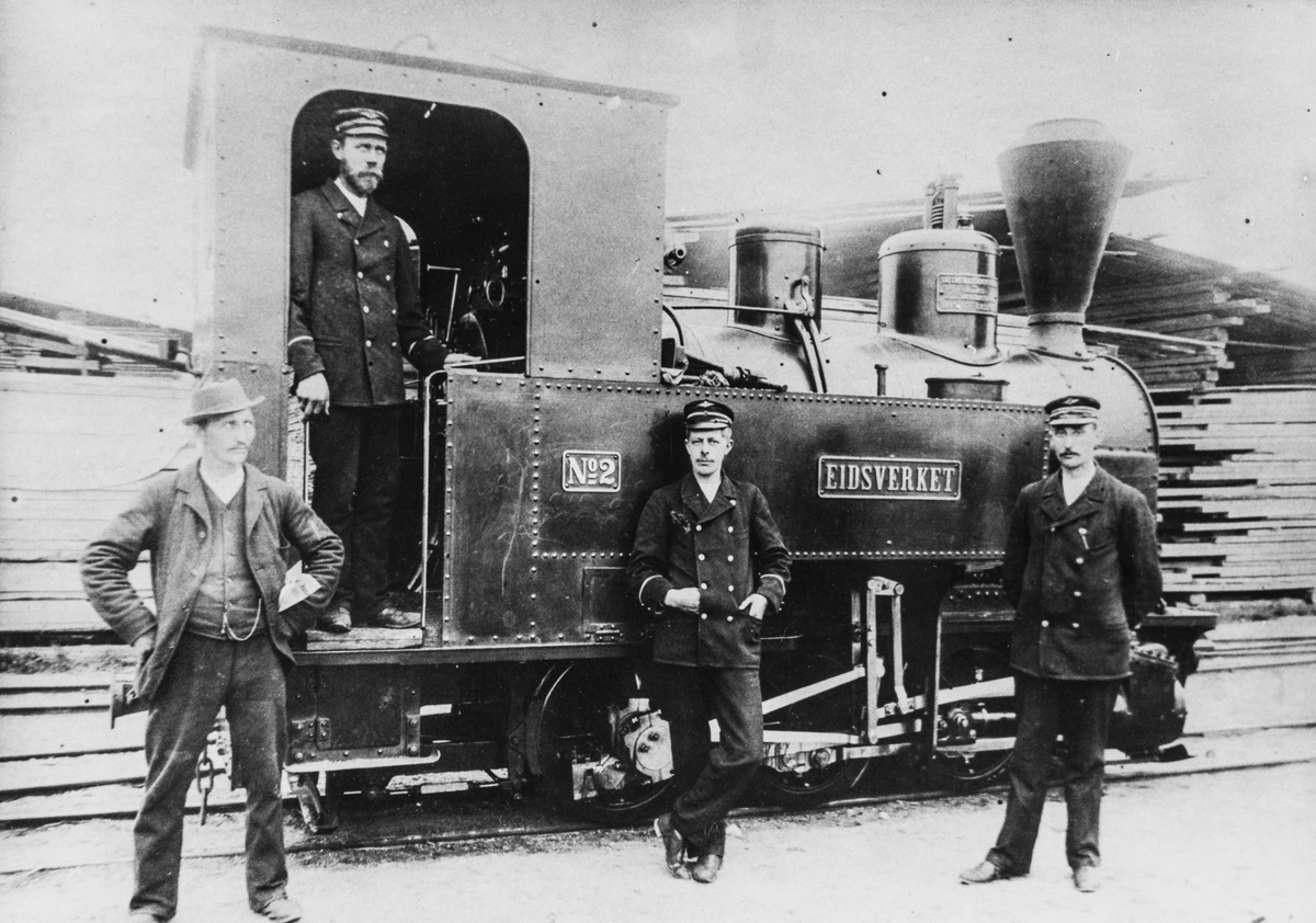 Lok nr 2 Eidsverket med personale foran lokomotivet.