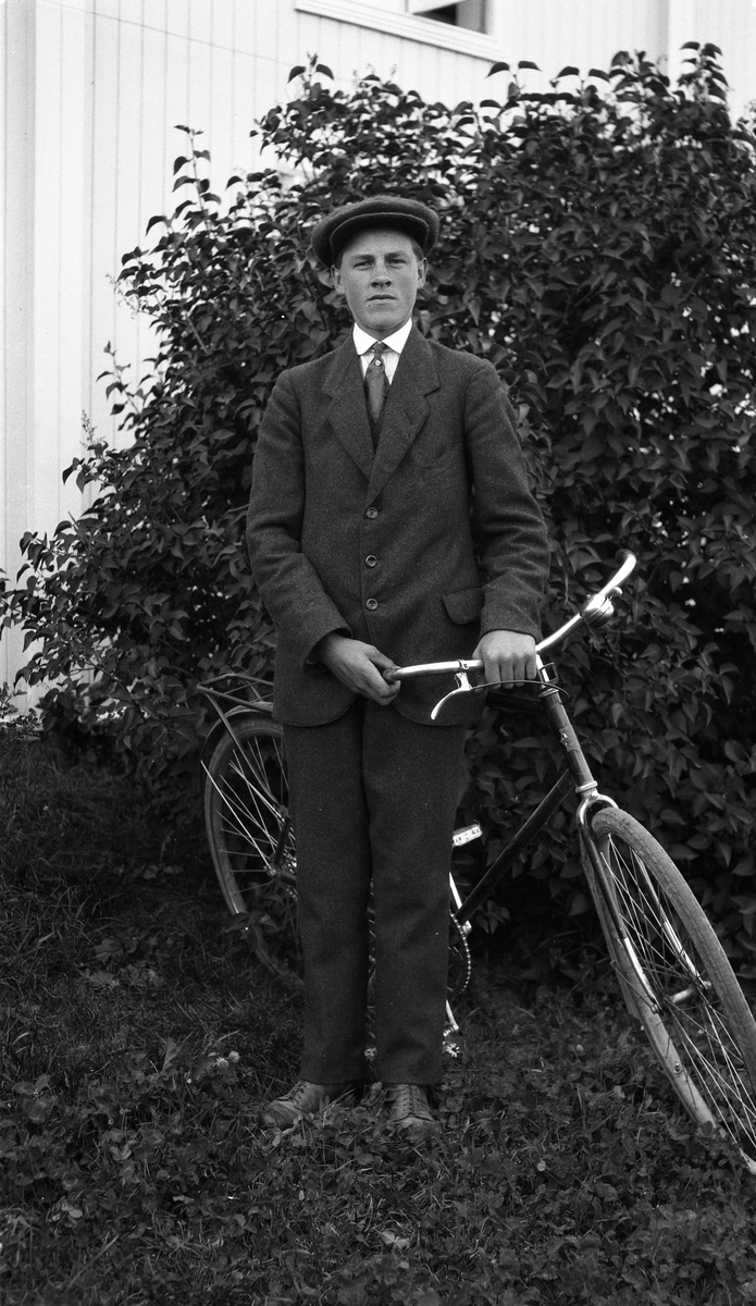 Uidentifisert mann avbildet med og uten sykkel.