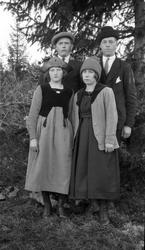 En serie på sju bilder av fire uidentifiserte personer, to k