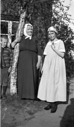 Fem bilder fra Sanden søndre i Østre Toten. Den yngre kvinne