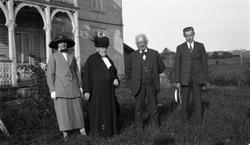 Et eldre par, en noe yngre kvinne og en ung mann. Ingen av d