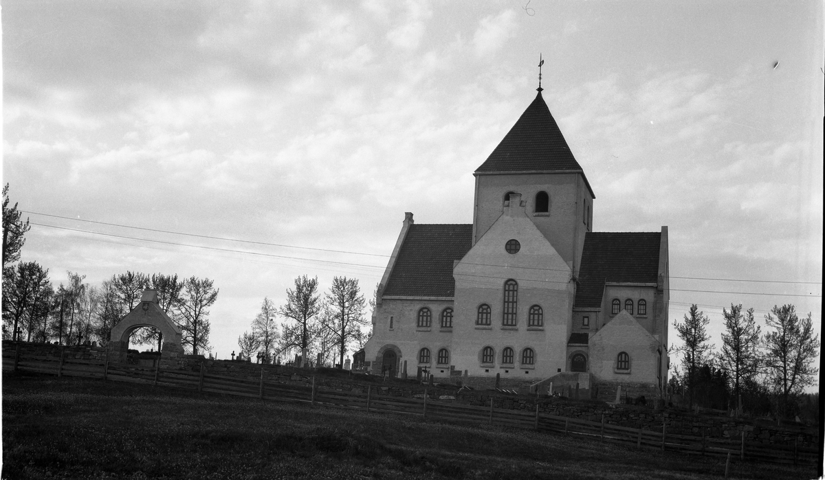 Ås kirke i Vestre Toten mai 1925. Fem bilder hvorav ett er interiør (altertavle), de øvrige kirkebygget.