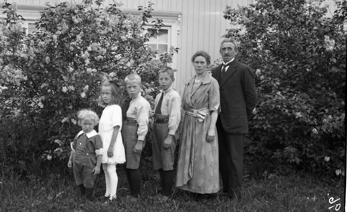 Familien Nils Gunnerød på gården Krabysanden. To bilder, der nr. 2 er med familien avbildet foran hovedbygningen på gården.
Fra høyre (refererer til bilde nr. 1): Nils, Anna, Kåre, Leif, Nora og Arne.