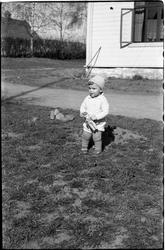 Et uidentifsisert barn i hagen på Søndre Valle på Lena, Ø.To