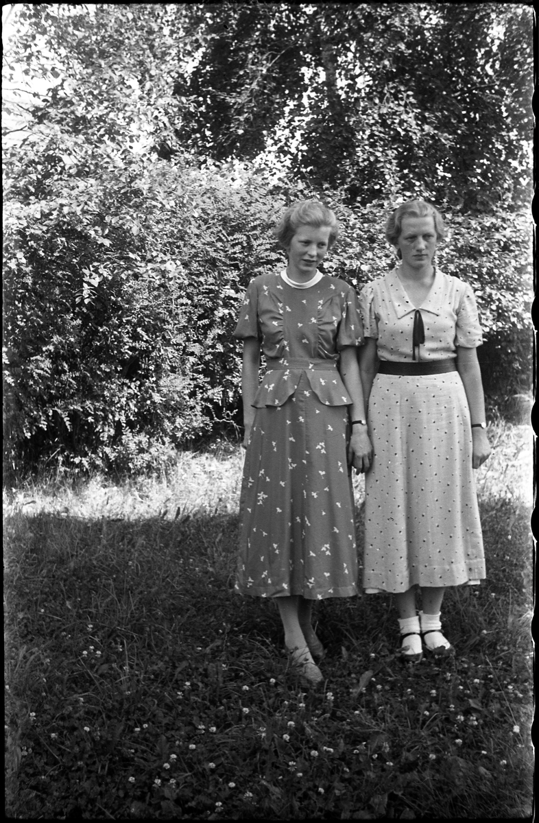 Nelly og Ruth Lindstad. En serie på seks bilder, delvis av personene sammen, delvis hver for seg. Ruth er hun alene på bilde nr. 1.