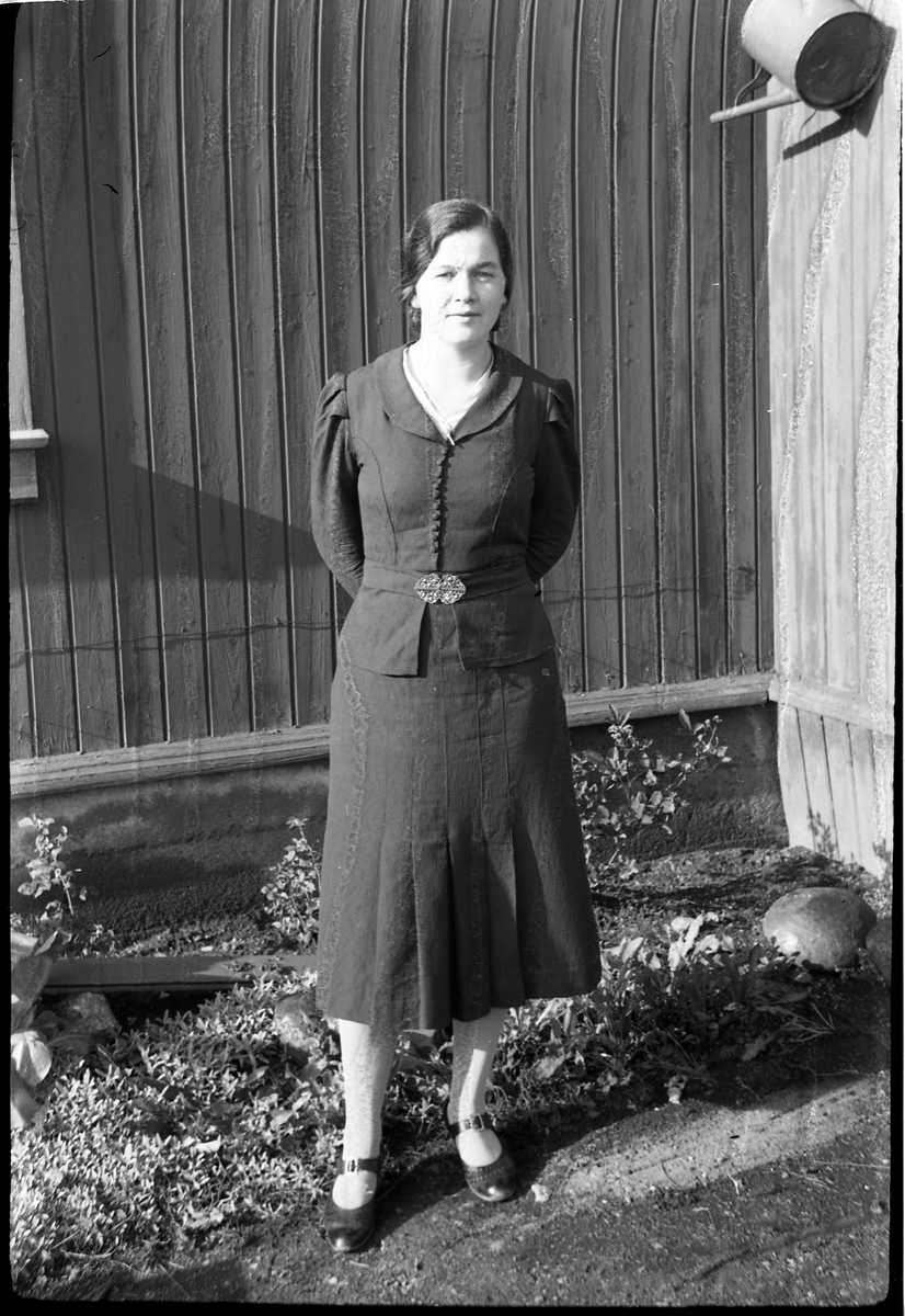 Ifølge fotografens notat Valborg Sundby og Berta Kloppen. Nærmere identitet ukjent, likeså hvem er hvem på de fire bildene.