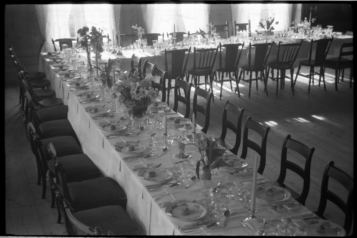 Dekket til festmiddag. Iflg. fotografens notat på "Kraby", trolig da gården Kraby østre. Serie på 10 bilder.