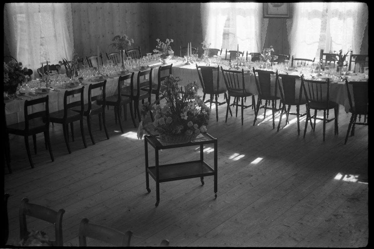 Dekket til festmiddag. Iflg. fotografens notat på "Kraby", trolig da gården Kraby østre. Serie på 10 bilder.