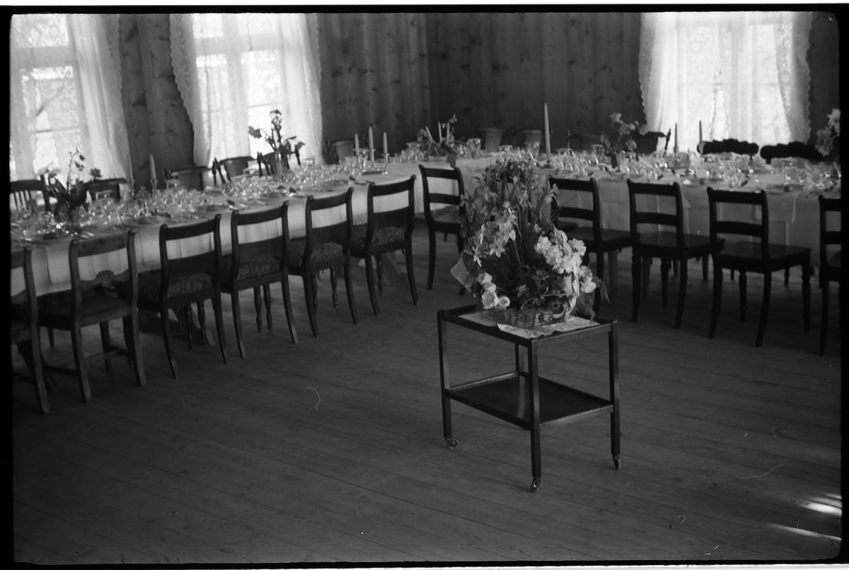 Dekket til festmiddag. Iflg. fotografens notat på "Kraby", trolig da gården Kraby østre. Serie på 10 bilder.