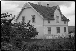 Fotografen har skrevet: "Skredder Bakkes hus." Det fantes sk