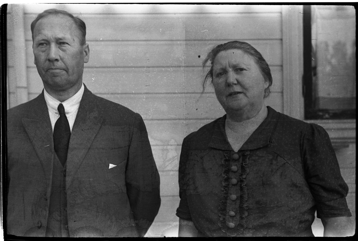 Fotografen har skrevet: "Løcken og frue.". Sannsynligvis høyesterettsadvokat Edvard Løchen, og hans kone Martha Louise Hoel Løchen, datter av advokat Hoel på Roan, Kapp.