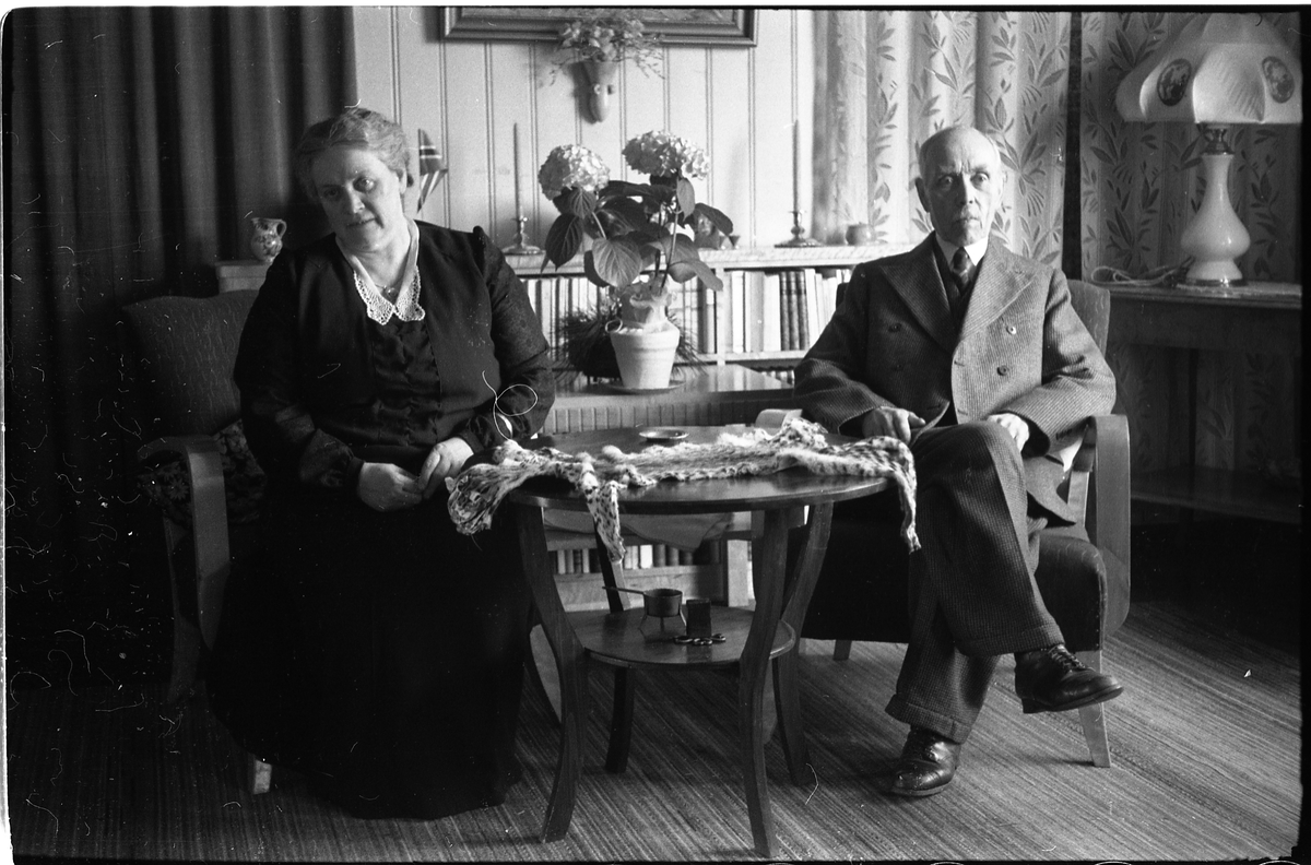Olga og Kristen Sveum. Portrettserie på 12 bilder april 1942.