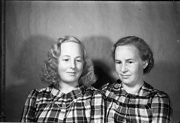 Lilly (til høyre bilde 1) og Karine Glommen. Fem portretter 