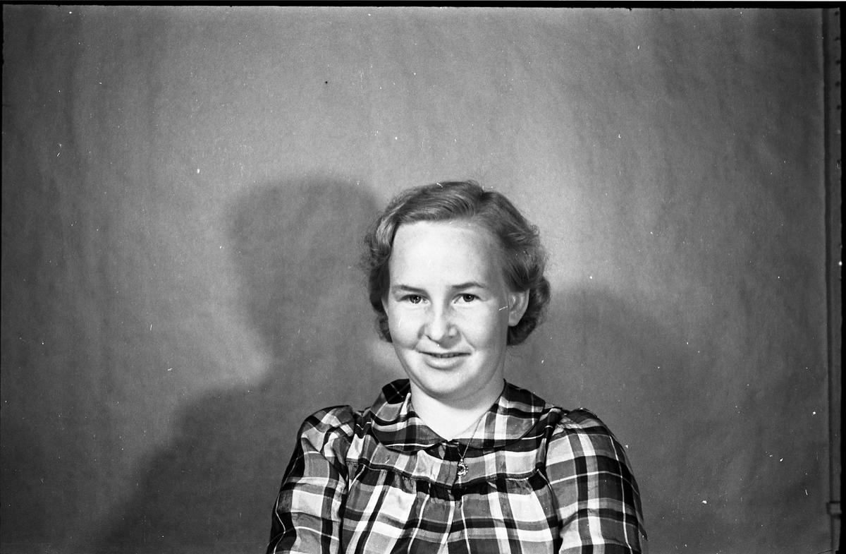 Lilly (til høyre bilde 1) og Karine Glommen. Fem portretter hvorav 1 og 5 viser de to sammen.