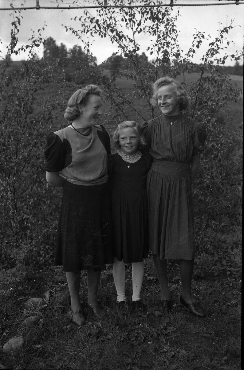 Helfigurs portrett av søstrene (fra venstre) Minnie, Dagny og Judith Tallerud.