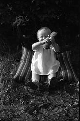 Serie på seks bilder av ei lita jente som trolig er Anna og 