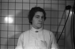 Halvfigurs portrett av en uidentifisert kvinne i sykepleieru