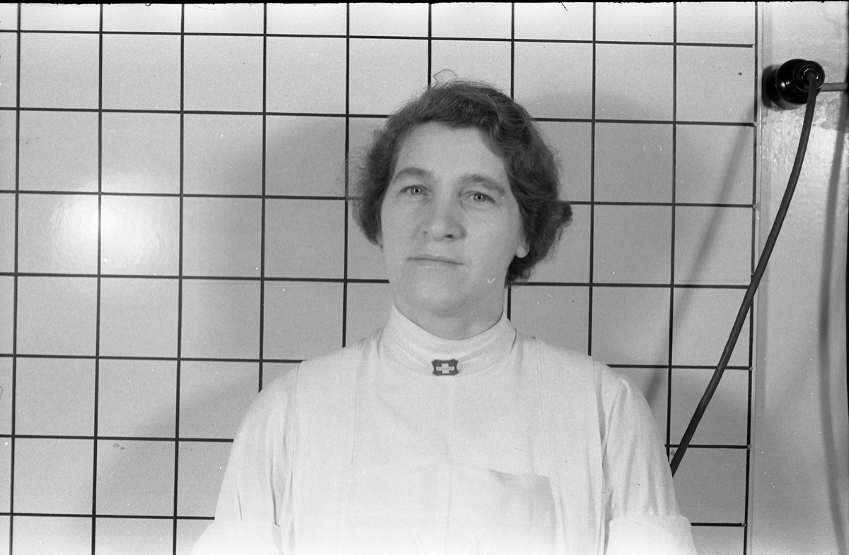 Halvfigurs portrett av en uidentifisert kvinne i sykepleieruniform. Fire bilder.