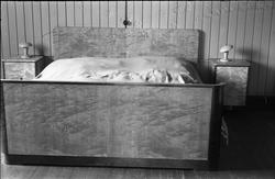 Soveromsmøblement. Fem bilder.