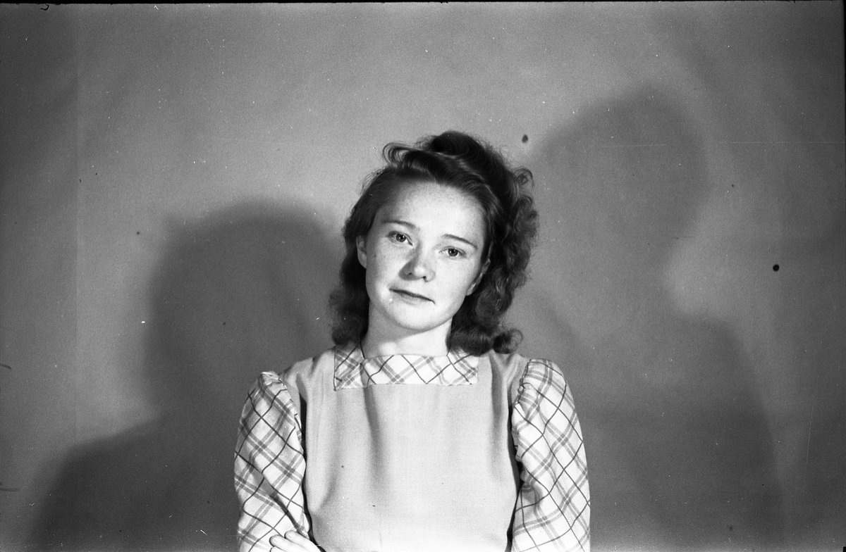 Portrett av to uidentifiserte kvinner. Serie på åtte bilder med de to sammen på bildene fem til åtte, ellers hver for seg.