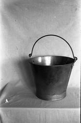 Div. husgeråd og leketøy. Serie på 12 bilder.