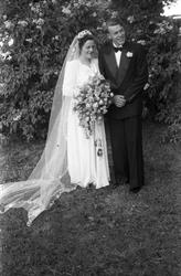 Brudeparet Olaug Lunden og Fredrik Sundby, juni 1948. Olaug 