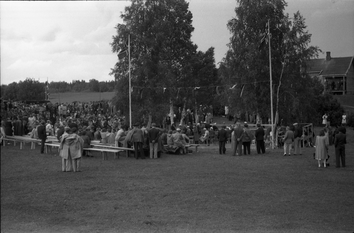 Opptog og opptredener, muligens ved Sangens og Musikkens Dag sommeren 1948. Steder er Gilelunden på Kraby, Østre Toten. Serie på 12 bilder.