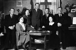 Gruppebilde, ingen av personene er identifisert. Sju bilder.