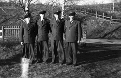 Drosjesjåfører fra Skreia mars 1949. Serie påni bilder. Pers