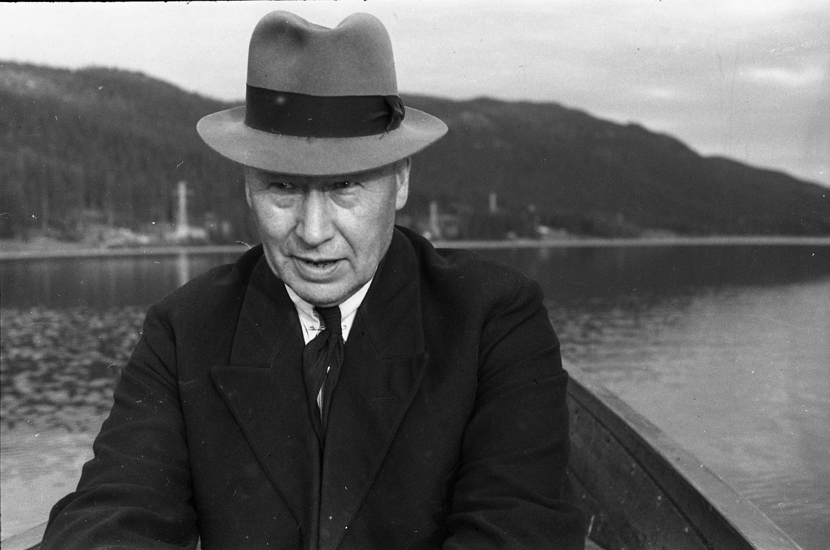 Portrett av en uidentifisert mann i båt på Skjeppsjøen på Totenåsen.