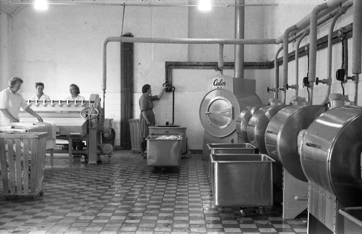 Interiørbilde fra vaskeriet som ble etablert i Fossen Meieris lokaler på Skreia høsten 1949. Personene på bildet er ikke identifisert.