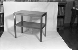 Lite bord. Seks bilder. På bilde nr. seks en radio plassert 