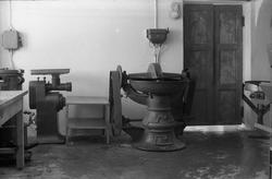 Fire interiørbilder, trolig et kjellerlokale. Sannsynligvis 