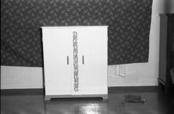 Klesskap, trolig del av et soveromsmøblement. Muligens et pr