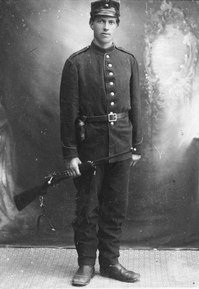 Ung soldat med børse. Ragnvald Rønneberg, Vangsvik 1905