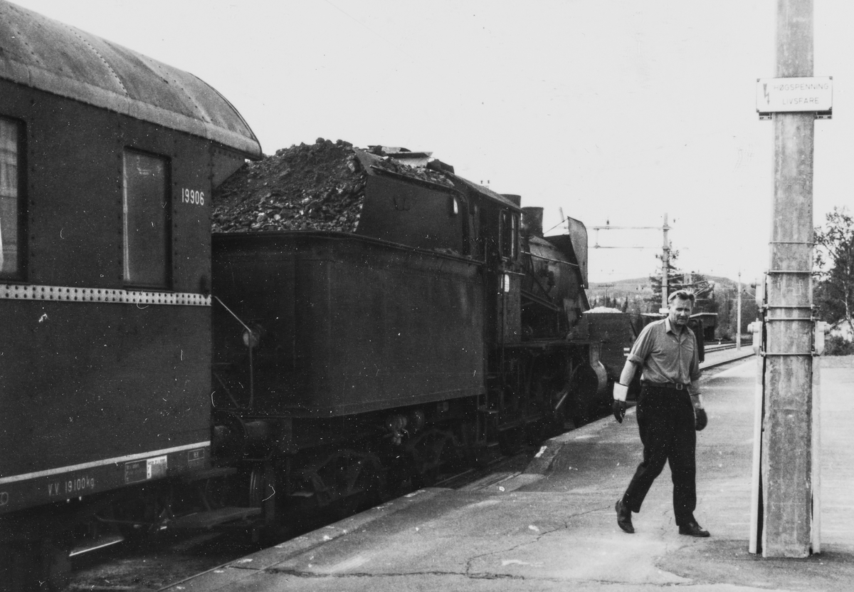 Damplokomotiv type 30b nr. 347 med godstog fra Skreia til Eina på Reinsvoll stasjon