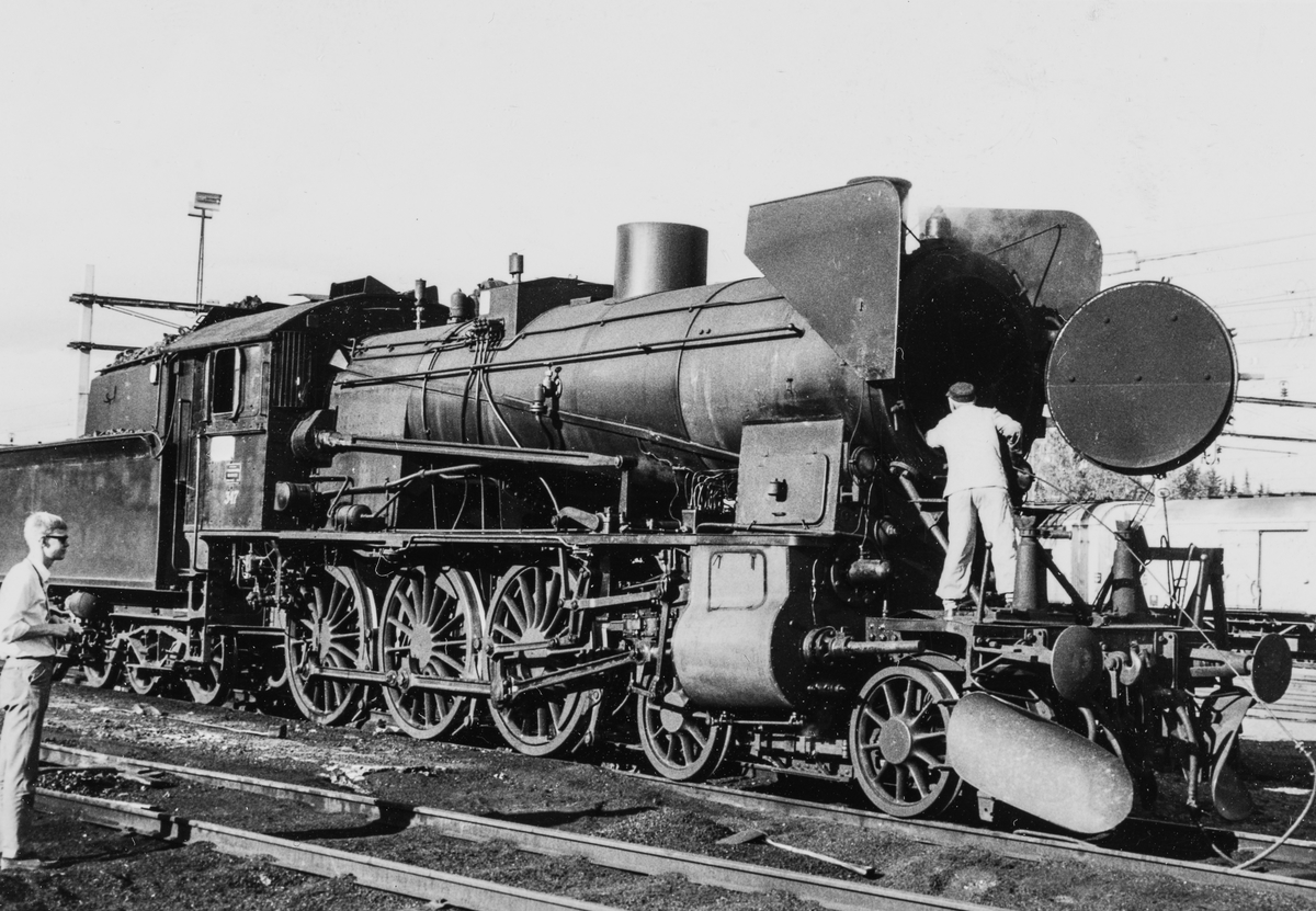 Damplokomotiv type 30b 347 på Eina stasjon, fem bilder