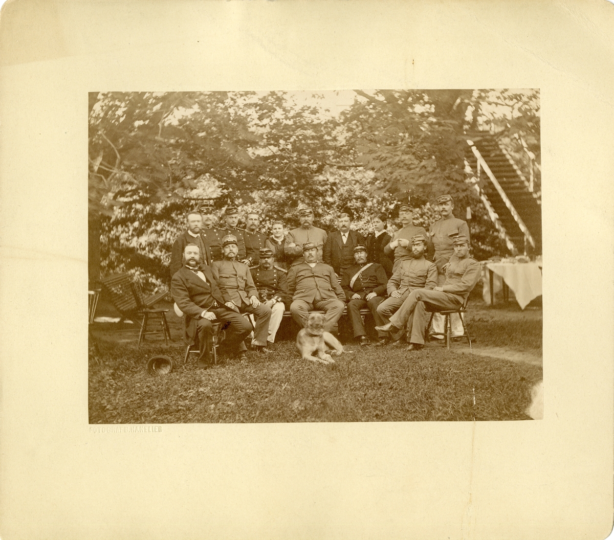 Officerare, soldater och civilklädda personer i trädgård utanför officersmässen, Karlsborgs garnison, augusti 1882.