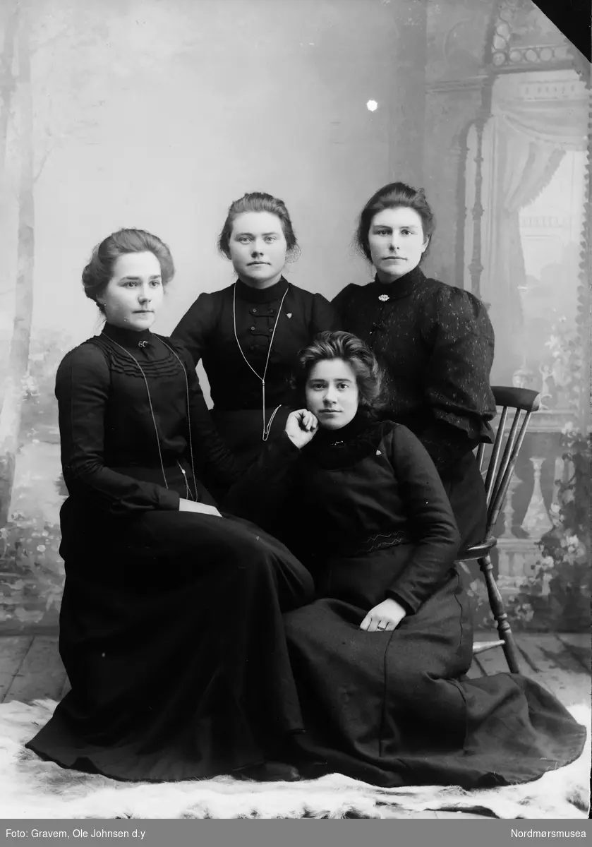 Gruppeportrett av fire kvinner. Laura Sande, Brit Sande g. Storvik, framme Olina Inga Sande g. Ottem, Eli Storvik. Dei tre første var søstre og Eli var svigerinne til Brit og Gudrun.