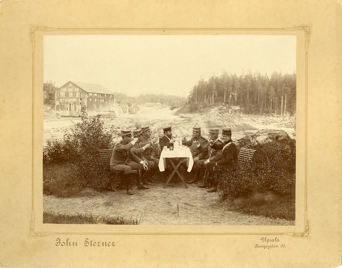 Fortifikationsofficerare och fältläkare med en tysk kollega på kaffepaus, Laxön 1892.
För namn, se bild nr. 3.