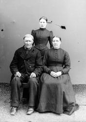 Foto av to kvinner og en mann. Muligens et familiefoto med f