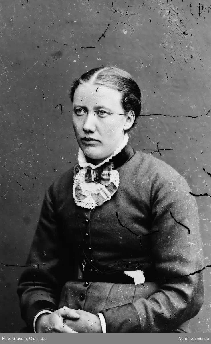 Kristine Knutsdatter (Løken) Gravem (1861-1911), datter av Knut Ingebriktsen Løken (1815-1899) og Magnhild Endresdatter Løken (1820-1914). Hun var gift med fotograf Ole J. Gravem den eldre.
