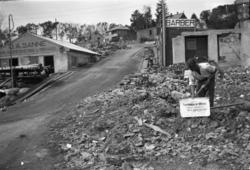 Nedenfor Myrabakken.."Forretningen er flyttet. Ole O. Hoshov
