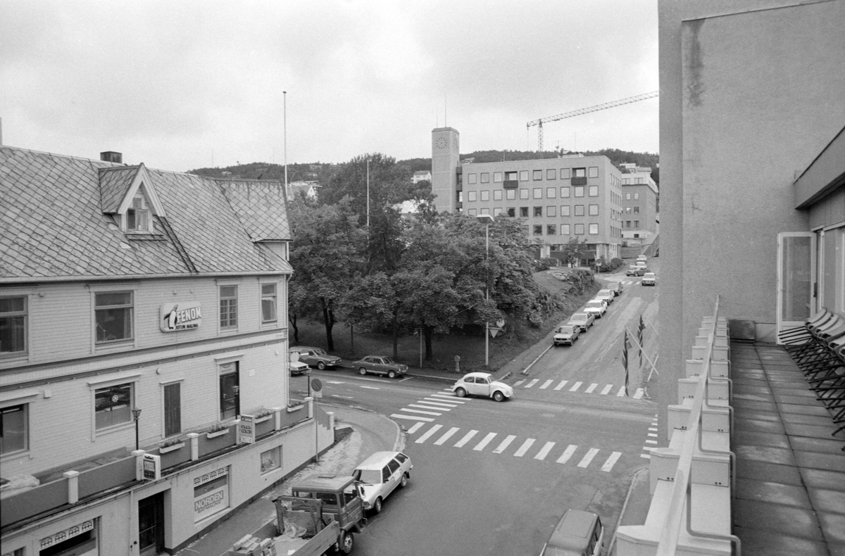 Utsikt oppover Verftsgata, med Bakkeligården til venstre og rådhuset i bakgrunnen.