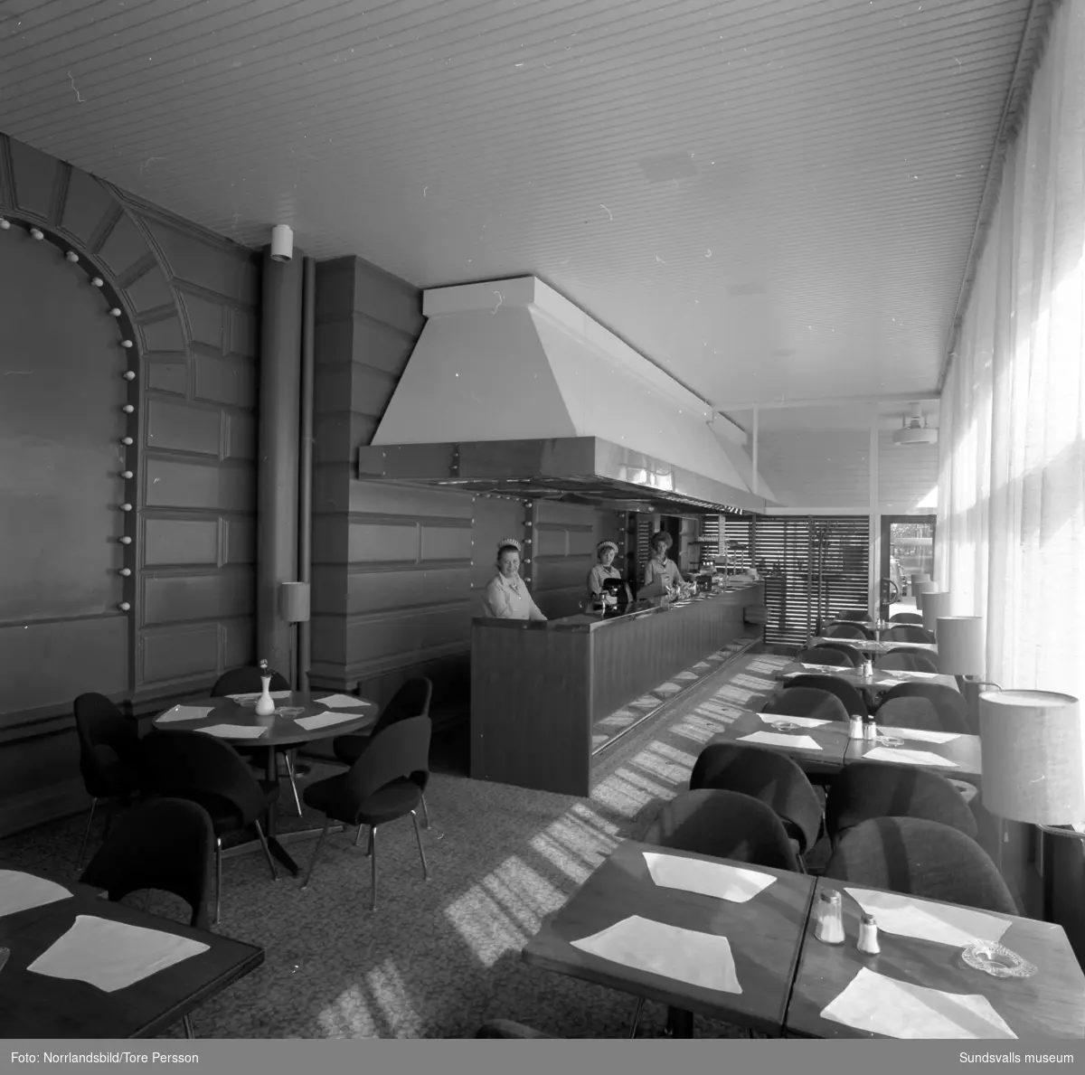 Interiörbilder från Stadshusrestaurangens nya veranda. Utbudet är varierat med såväl fin restaurang som enklare kafé och grillbar.