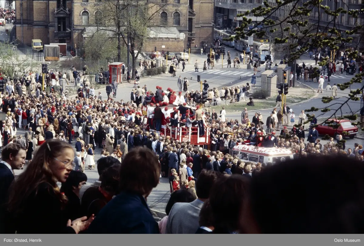 utsikt, 17. mai-feiring, russetog, publikum, biler, trikker, Nationaltheatret